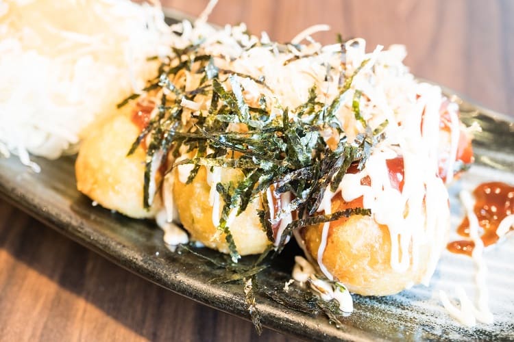 Cara membuat takoyaki. | @lifeforstock - FREEPIK